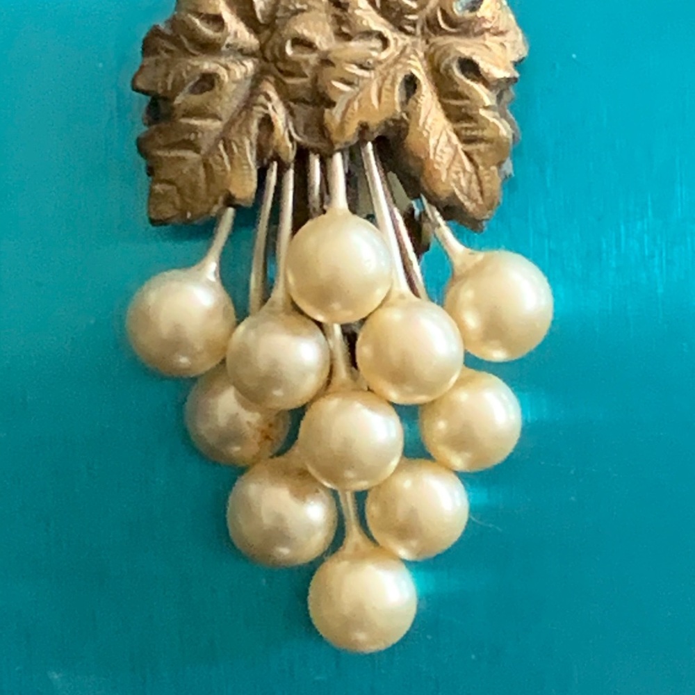 VTG PEARL GRAPE DRESS CLIP